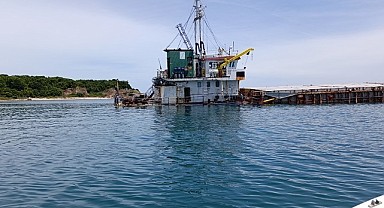 Karaya oturan gemi satış işlemlerini bekliyor
