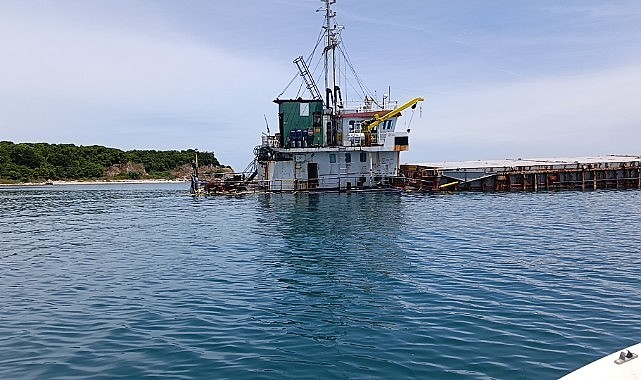 Karaya oturan gemi satış işlemlerini bekliyor