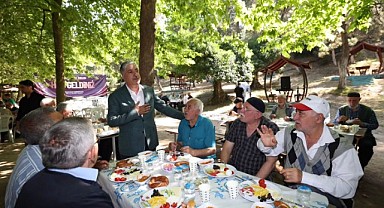 Ömeroğlu, çınarlarla ‘Gönül Sofrasında’ bir araya geldi