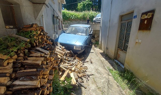 Yokuş aşağı iniyordu, iki evin arasına düştü!