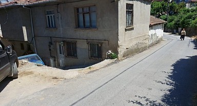 Yokuş aşağı iniyordu, iki evin arasına düştü!