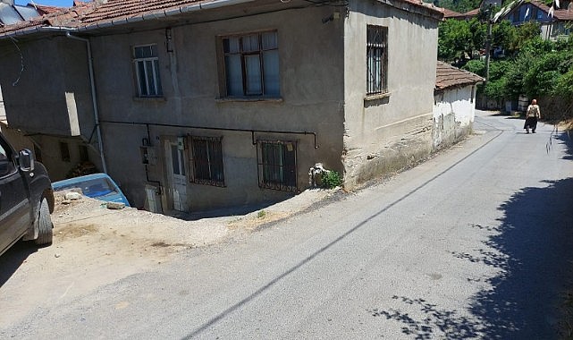 Yokuş aşağı iniyordu, iki evin arasına düştü!