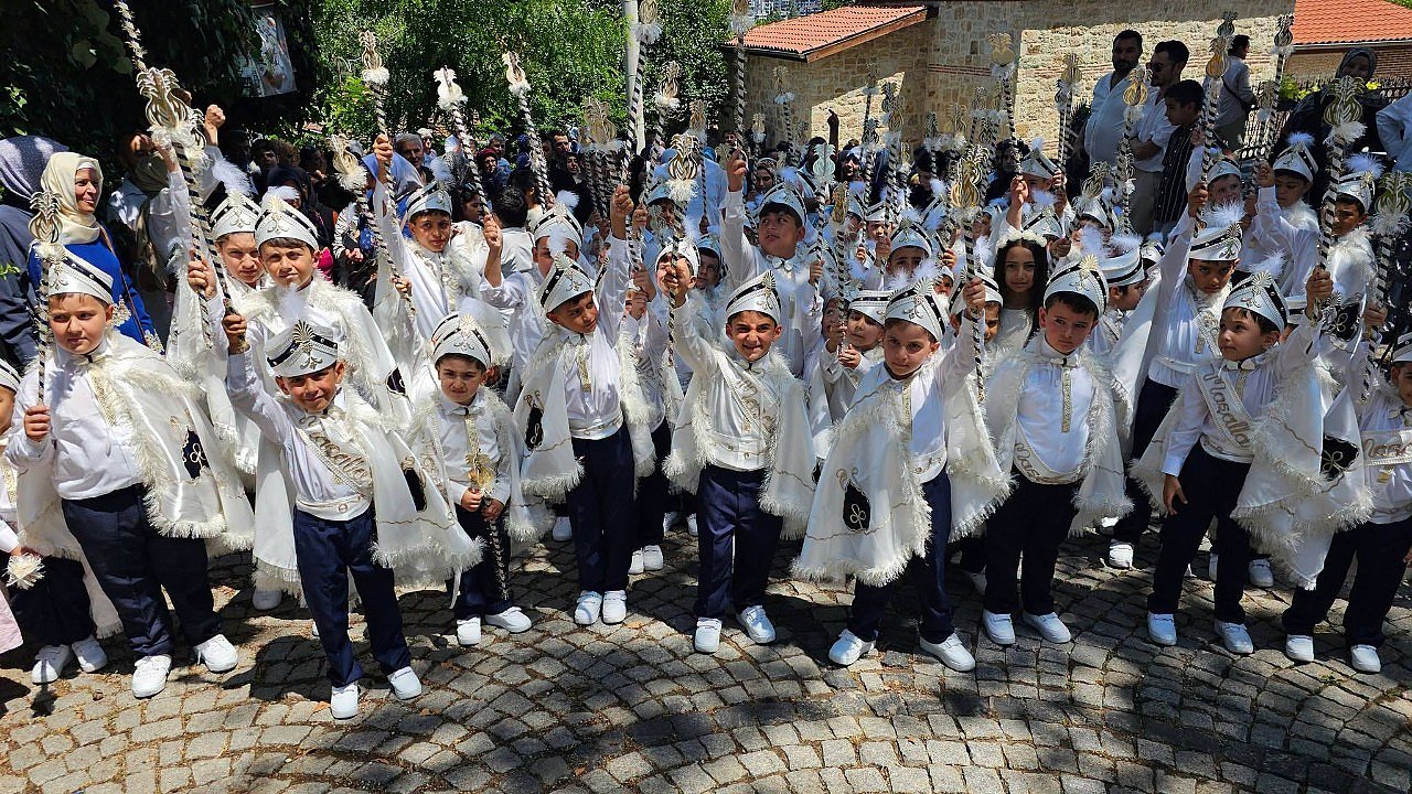 104 çocuk erkekliğe ilk adımını attı