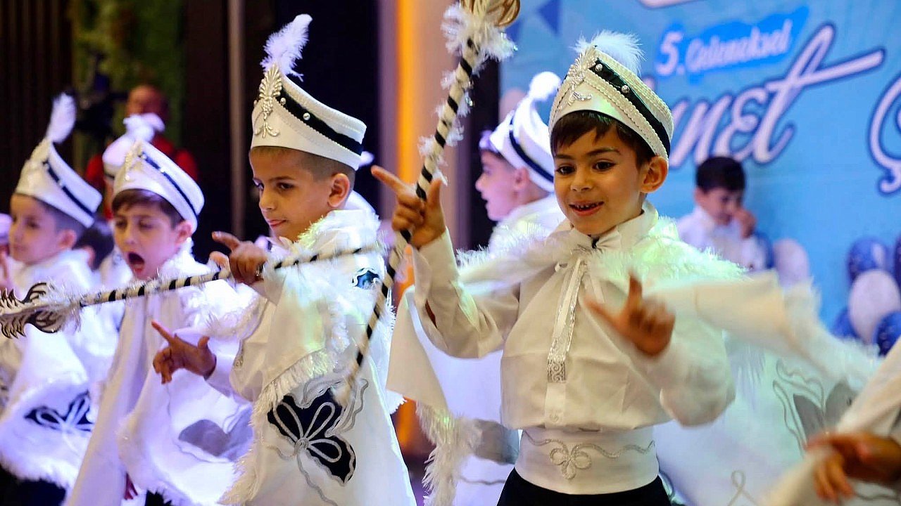 62 çocuk için sünnet şöleni düzenlendi