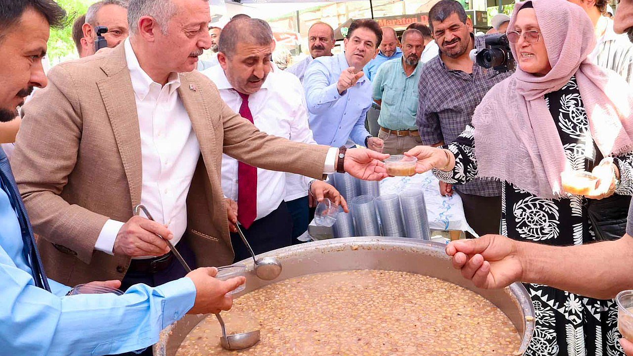 Aşure kazanı kardeşlik için kaynadı