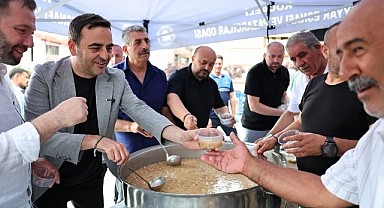  Başkan Özlü, pazar esnafına aşure ikramında bulundu