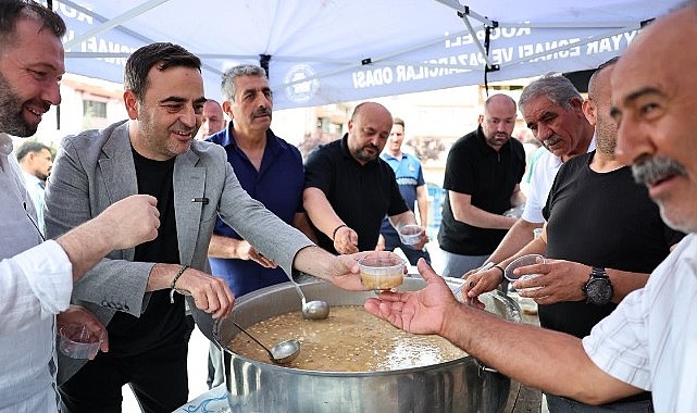 Başkan Özlü, pazar esnafına aşure ikramında bulundu