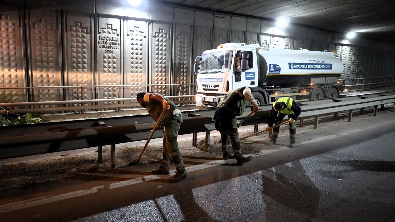 Eskihisar feribot yolundaki alt geçit yıkanıyor