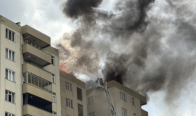 Gebze’de 16 katlı apartmanın çatısında yangın çıktı!