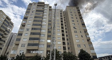 Gebze’de 16 katlı apartmanın çatısında yangın çıktı!