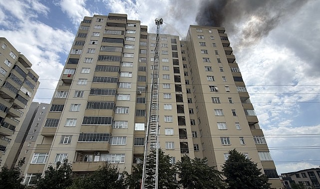 Gebze’de 16 katlı apartmanın çatısında yangın çıktı!