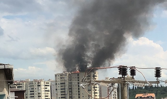 Gebze'de bina çatısı alevlere teslim oldu