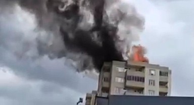 Gebze'de bina çatısı alevlere teslim oldu
