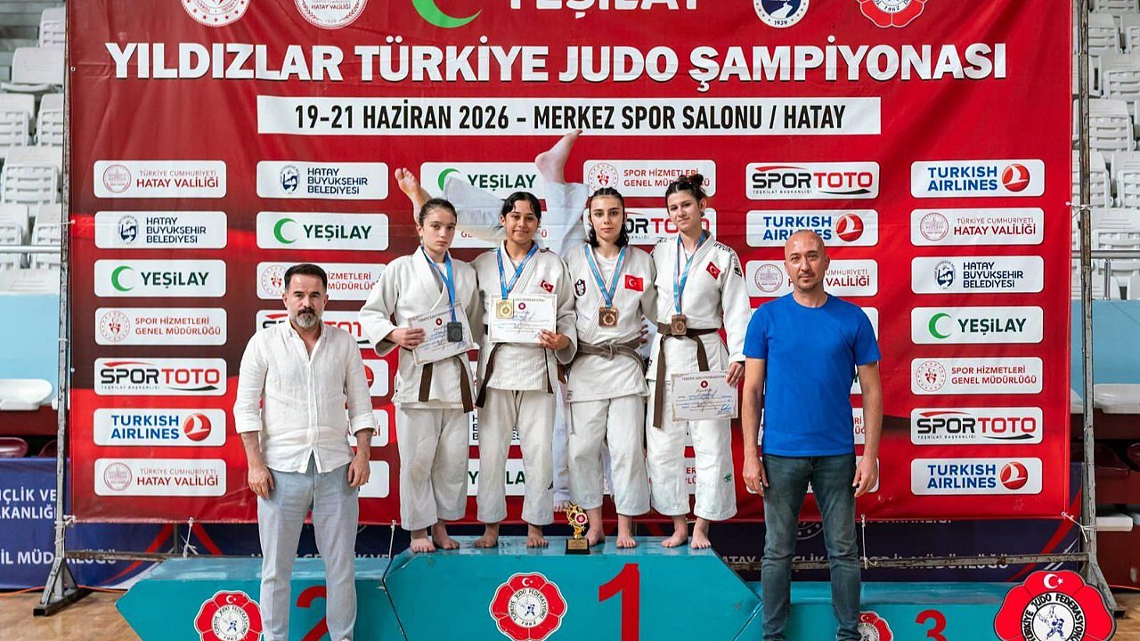 Kağıtspor’un sporcuları zirveden inmedi!