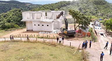 Kartepe'de tespit edilen ruhsatsız yapı yıkıldı