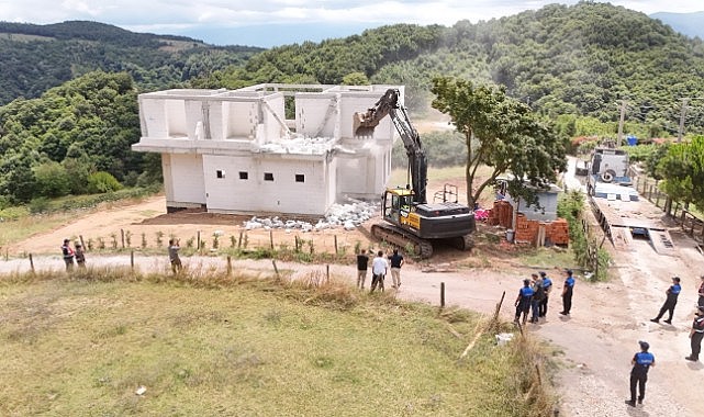 Kartepe'de tespit edilen ruhsatsız yapı yıkıldı