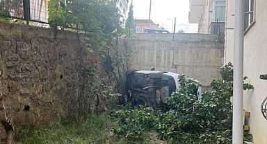 Kontrolden çıkan otomobil 5 metrelik yükseklikten uçtu!