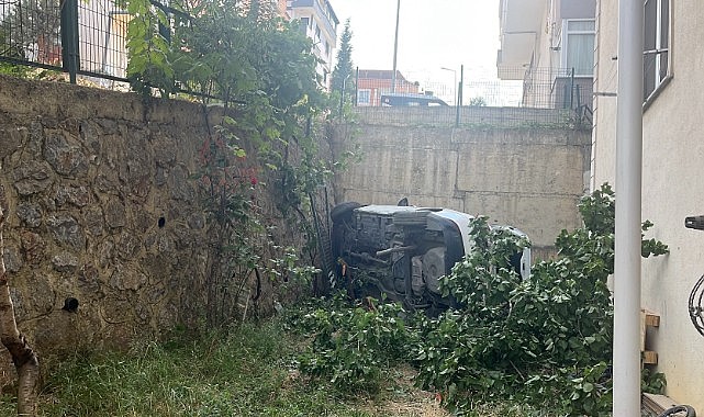 Kontrolden çıkan otomobil 5 metrelik yükseklikten uçtu!