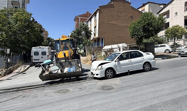 Otomobil iş mankinesi ile çarpıştı! 2 kişi yaralandı