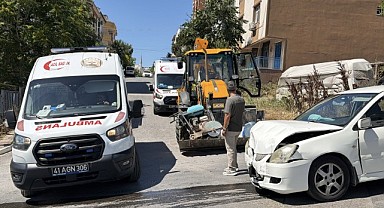 Otomobil iş mankinesi ile çarpıştı! 2 kişi yaralandı