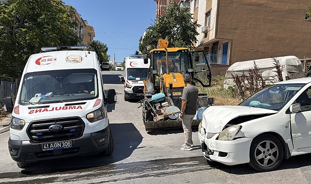 Otomobil iş mankinesi ile çarpıştı! 2 kişi yaralandı