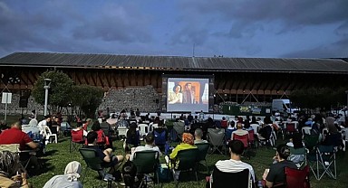 Sandalyeyi kapan açık hava sinemasına koştu