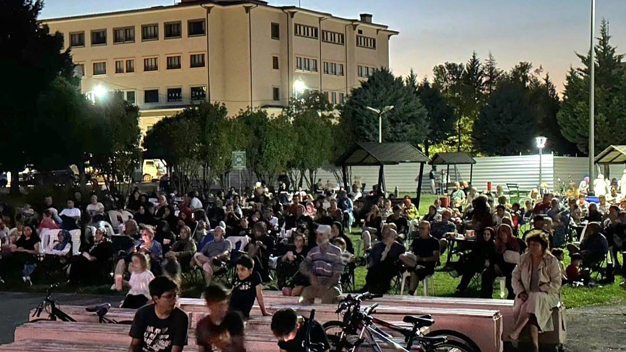 Sandalyeyi kapan açık hava sinemasına koştu