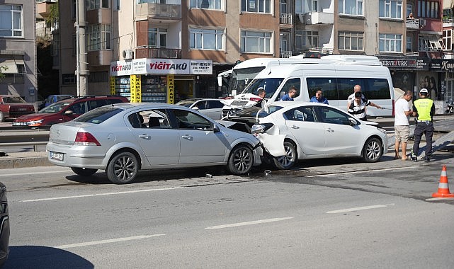 Yavaşlayan trafik zincirlemeye kazaya sebep oldu!