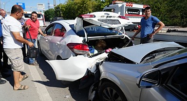 Yavaşlayan trafik zincirlemeye kazaya sebep oldu!