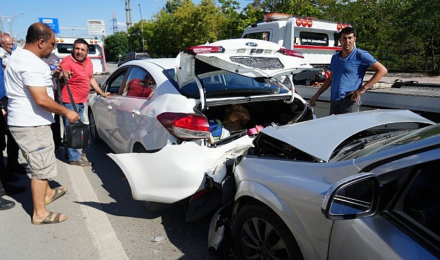 Yavaşlayan trafik zincirlemeye kazaya sebep oldu!