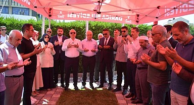Zengin kabri başında anıldı