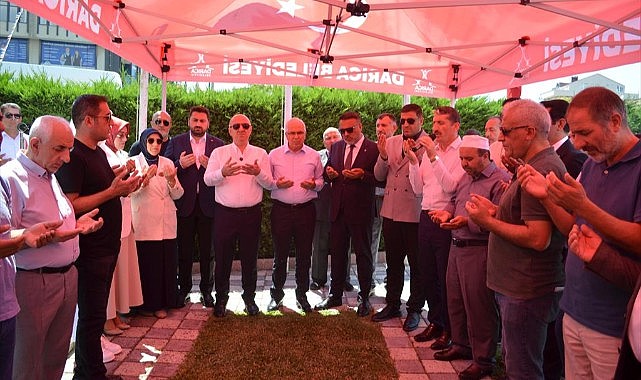 Zengin kabri başında anıldı