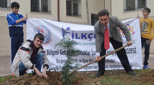 İLK-ÇEV gençlik’den ağaç dikme şenliği