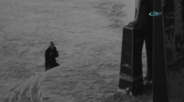 Atatürk heykeli önünde dua eden Sakaryalı