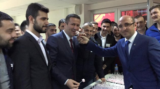 Başkanlar gençlerle lokum dağıttı