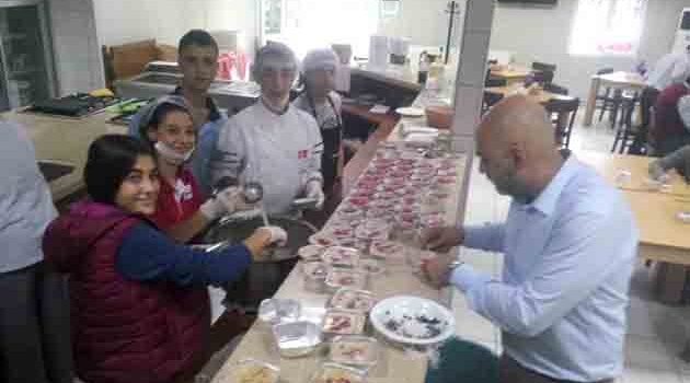 Beyaz Kalpler’in öğrencilerinden aşure ikramı