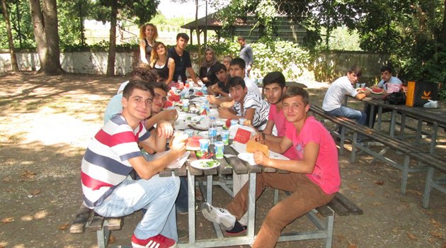 Beyaz Kalpler Piknikte