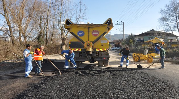 Bozulan yollar yenileniyor
