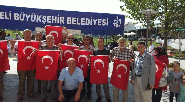 Büyükşehir binlerce Türk Bayrağı dağıttı