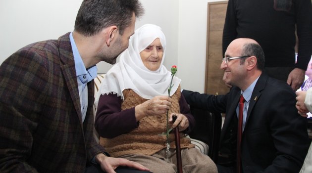 Ceyhan, 95’lik Seher ninenin kadınlar gününü kutladı