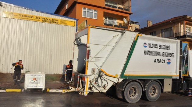 Çöp konteynerleri dezenfekte ediliyor