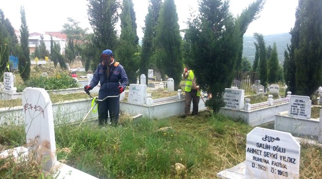 Dilovası Belediyesi'nden mezarlık bakımı