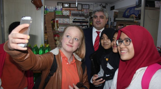 Endonezyalı öğrenciler Kaflı ile Selfie yaptı