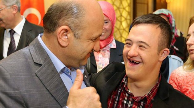 Engelli annelerini ağırladı