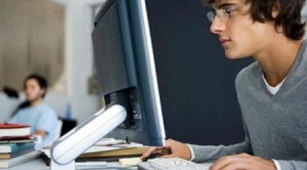 Erkekler internete daha bağımlı