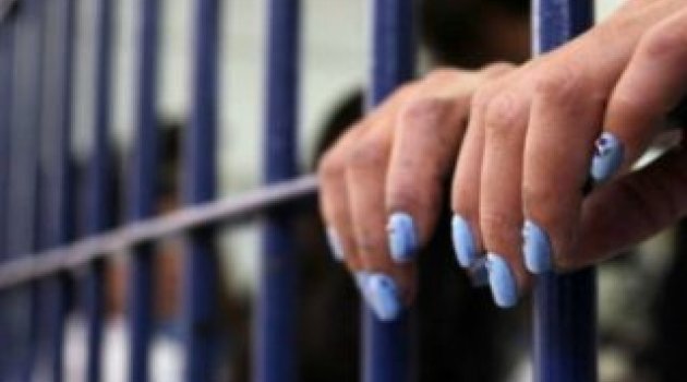 Eşinin kıyafetlerini ütülemedi hapse atıldı