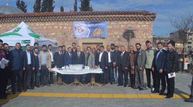 Gençler börek dağıttı