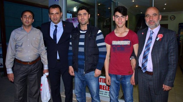 Halk Adayları Bağrına Bastı