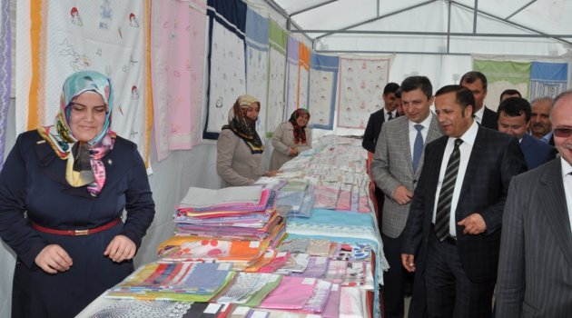 Hayır çarşısı kermesini açtı