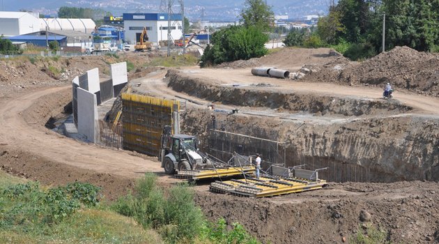 Hisar Deresi’nde yan yol çalışmaları sürüyor
